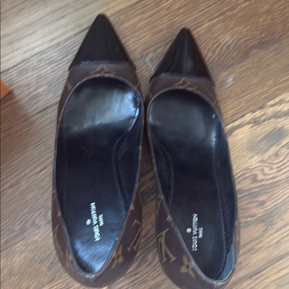 Louis Vuitton Black High Heels with Glossy Finish - Picture 3 of 8